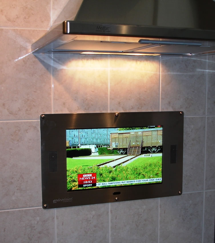 Телевизор на кухню с wifi. Влагостойкий телевизор для ванной. Ванна с телевизором. Влагостойкий телевизор для кухни.